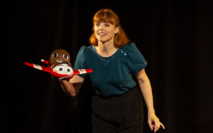 Elisa Sergent fait voyager Tohé à bord de l'avion Marcelle. ©Emilie Bouchon Elisa Sergent fait voyager Tohé à bord de l'avion Marcelle. ©Emilie Bouchon