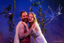 Le show est mené par des comédiens-chanteurs assez bluffants. Le show est mené par des comédiens-chanteurs assez bluffants.