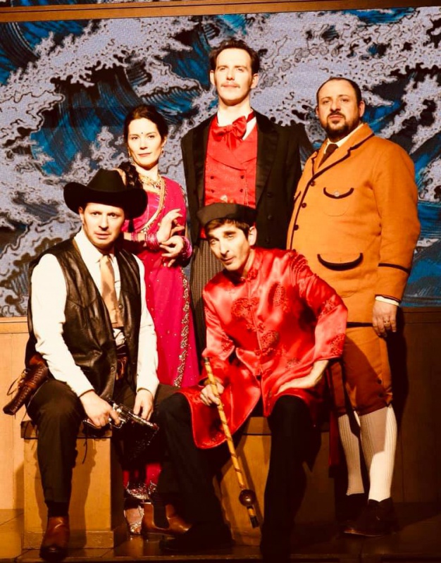 LE TOUR DU MONDE EN 80 JOURS. La troupe 2019. Théâtre Tour Eiffel. LE TOUR DU MONDE EN 80 LE TOUR DU MONDE EN 80 JOURS. La troupe 2019. Théâtre Tour Eiffel. LE TOUR DU MONDE EN 80